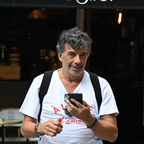 "Il y a plein d'autres personnes qui sont capables de présenter une émission sur l'immobilier... J'ai bon espoir qu'on y arrive.", a-t-il confié.

Exclusif - Stéphane Plaza lors de l'hommage à l’acteur Yannik Mazzilli (Scènes de ménages) au théâtre de la Renaissance à Paris, France, le 2 août 2024.