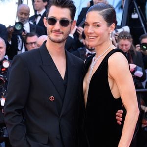 Pierre Niney et sa compagne Natasha Andrews - Montée des marches du film "Le comte de Monte-Cristo" lors du 77ème Festival International du Film de Cannes, le 22 mai 2024.
 © Rachid Bellak/Bestimage