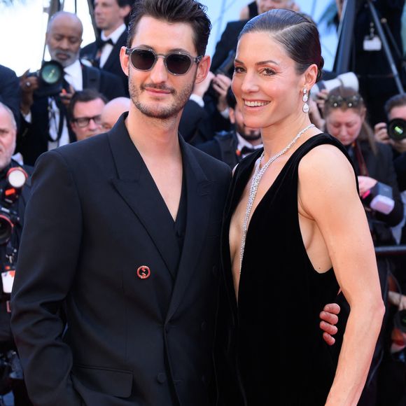 Pierre Niney et sa compagne Natasha Andrews - Montée des marches du film "Le comte de Monte-Cristo" lors du 77ème Festival International du Film de Cannes, le 22 mai 2024.
 © Rachid Bellak/Bestimage