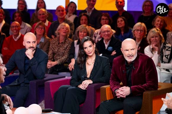 En Angleterre, alors que son père jouait pour Chelsea, elle dit avoir vécu dans un environnement protégé à la fin des années 90.

Hugo, Jade et Frank Leboeuf lors de l'enregistrement de l'émission "Famille je vous aime" au studio Rive gauche, à Paris, France, le 2 décembre 2025.

© Gaffiot-Perusseau/Bestimage