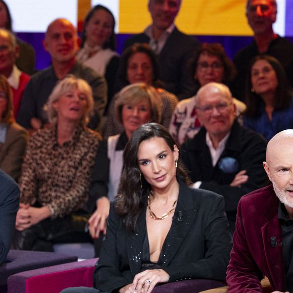 En Angleterre, alors que son père jouait pour Chelsea, elle dit avoir vécu dans un environnement protégé à la fin des années 90.

Hugo, Jade et Frank Leboeuf lors de l'enregistrement de l'émission "Famille je vous aime" au studio Rive gauche, à Paris, France, le 2 décembre 2025.

© Gaffiot-Perusseau/Bestimage