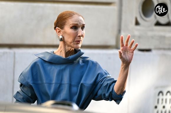 Quelques jours avant son retour sur scène, Céline Dion avec des fans devant son hôtel, le Royal Monceau, à Paris, en France, le 6 septembre 2026. © Lionel Urman/Bestimage