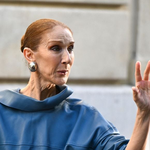 Quelques jours avant son retour sur scène, Céline Dion avec des fans devant son hôtel, le Royal Monceau, à Paris, en France, le 6 septembre 2026. © Lionel Urman/Bestimage