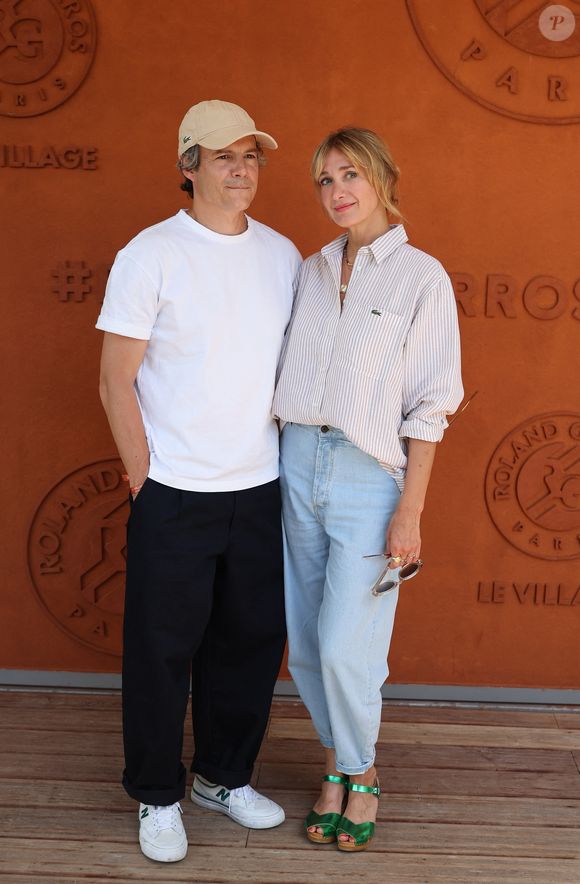 Caroline Anglade et son mari Nicolas Moreau au village lors des Internationaux de France de Tennis de Roland Garros 2026. Paris, le 26 mai 2026.
© Jacovides / Moreau / Bestimage