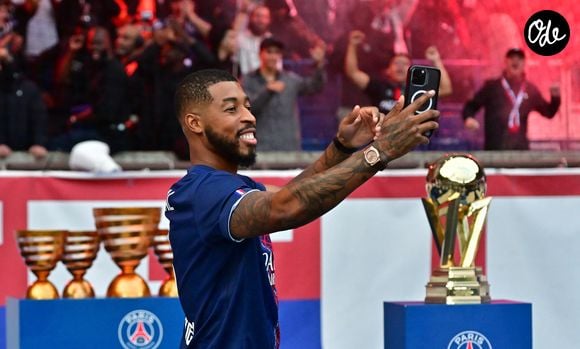 - Le vibrant hommage du Parc des Princes pour Kimpembe, en larmes après son départ du PSG à la fin match de football de Ligue 1 McDonald's opposant le Paris Saint-Germain (PSG) (2-0) au RC Lens à Parisle 14 septembre 2025. Le défenseur français Presnel Kimpembe, qui a quitté son club formateur pour rejoindre le Qatar SC, a reçu un hommage de la part des supporters parisiens. © Christian Liewig/Bestimage