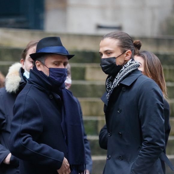 Alexandre Brasseur, son fils Louis - Sorties - Obsèques de l'acteur Claude Brasseur en l'église Saint-Roch à Paris le 29 décembre 2020. © Agence/Bestimage
