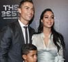 Cristiano Ronaldo et Georgina Rodriguez sont fiancés
Cristiano Ronaldo (meilleur joueur), son fils Cristiano Jr et sa compagne Georgina Rodriguez enceinte - The Best FIFA Football Awards au London Palladium à Londres© Pierre Perusseau/Bestimage