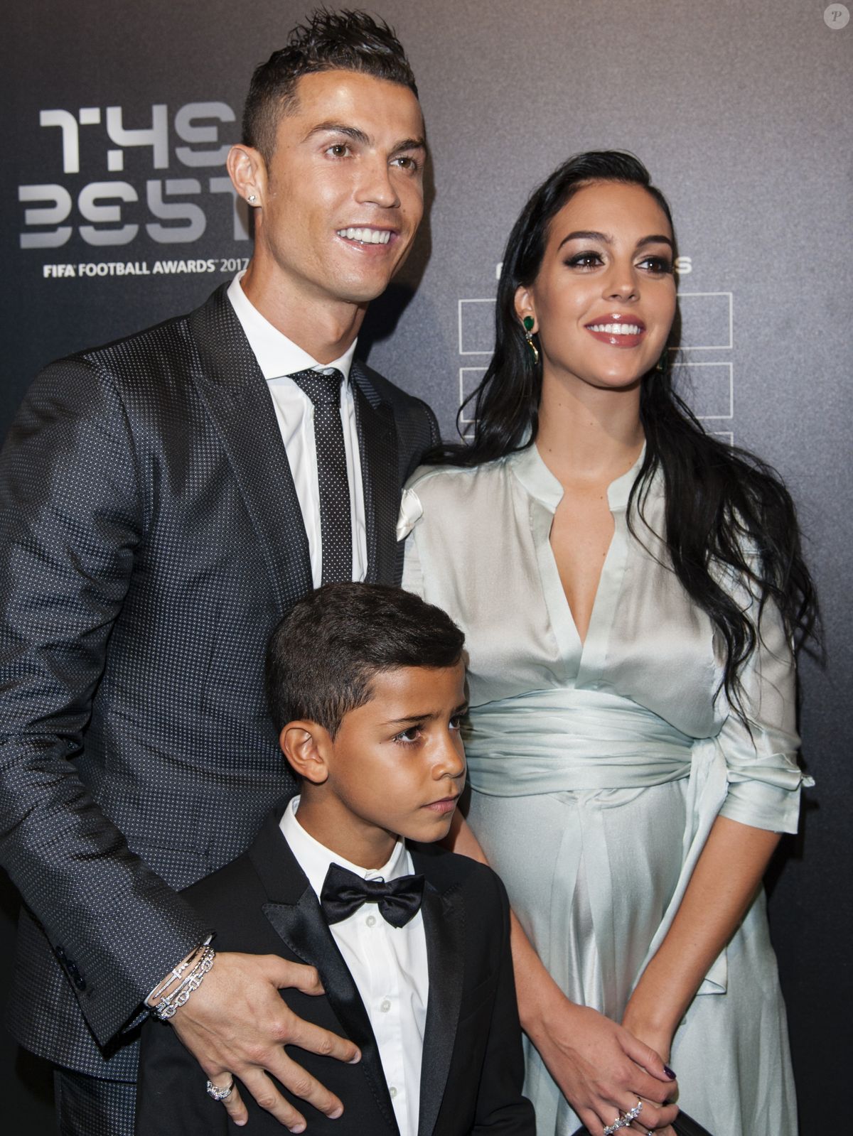 Cristiano Ronaldo et Georgina Rodriguez vont enfin se marier ! Photo de la  bague de fiançailles, un très gros diamant - Purepeople