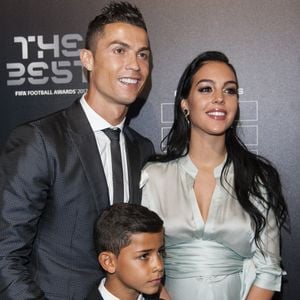 Cristiano Ronaldo et Georgina Rodriguez sont fiancés

Cristiano Ronaldo (meilleur joueur), son fils Cristiano Jr et sa compagne Georgina Rodriguez enceinte - The Best FIFA Football Awards au London Palladium à Londres© Pierre Perusseau/Bestimage