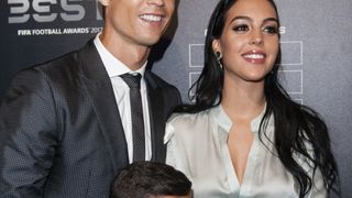 Cristiano Ronaldo et Georgina Rodriguez vont enfin se marier ! Photo de la bague de fiançailles, un très gros diamant