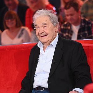 L'émotion risque aussi d'être au rendez-vous avec la présence de Pierre Perret, récemment endeuillé par la perte de son épouse Rebecca.

Exclusif - Pierre Perret lors de l'enregistrement de l'émission "Vivement dimanche" au studio Rive Gauche, présentée par M.Drucker avec une diffusion sur France 3 le 15 mars 2026, à Paris, France, le 4 mars 2026. © Guillaume Gaffiot/Bestimage