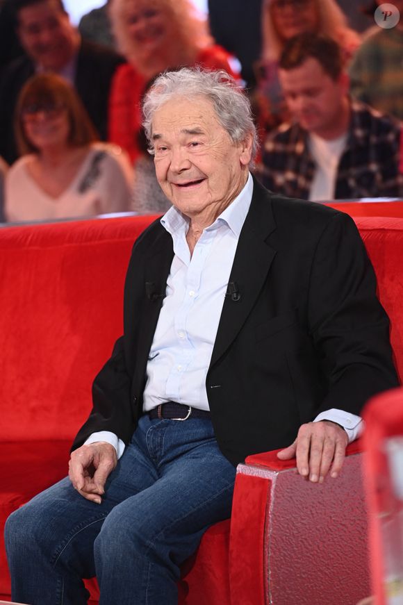 L'émotion risque aussi d'être au rendez-vous avec la présence de Pierre Perret, récemment endeuillé par la perte de son épouse Rebecca.

Exclusif - Pierre Perret lors de l'enregistrement de l'émission "Vivement dimanche" au studio Rive Gauche, présentée par M.Drucker avec une diffusion sur France 3 le 15 mars 2026, à Paris, France, le 4 mars 2026. © Guillaume Gaffiot/Bestimage