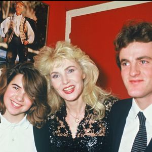 "J’ai toujours la sclérose en plaques, mais ne vous inquiétez pas, c’est une maladie qui n’est pas mortelle. Donc tout va bien ! Tout va bien pour moi", a-t-il alors dit de vive voix dans une vidéo rassurante.

Archives - Michèle Torr dans sa loge de l'Olympia avec ses enfants Emilie et Romain Duval le 22/01/1987  © CHARRIAU / BESTIMAGE