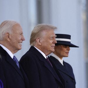 Le président Joe Biden (2L) et la première dame Dr. Jill Biden (L) saluent le président élu Donald Trump (2R) et Melania Trump (R) à la Maison Blanche pendant les cérémonies d'investiture du président américain Donald Trump à Washington, DC, États-Unis, 20 janvier 2025. Donald Trump, qui a battu la vice-présidente Kamala Harris lors des élections générales de 2024, prête serment aujourd'hui en tant que 47e président des États-Unis, bien que les cérémonies et événements prévus en plein air aient été annulés en raison d'une prévision de températures extrêmement froides. Crédit : Will Oliver / Pool via CNP
