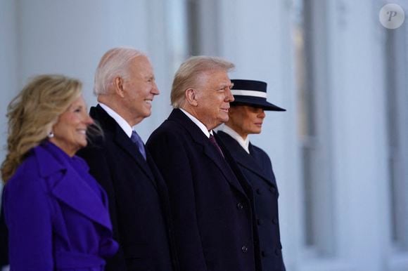 Le président Joe Biden (2L) et la première dame Dr. Jill Biden (L) saluent le président élu Donald Trump (2R) et Melania Trump (R) à la Maison Blanche pendant les cérémonies d'investiture du président américain Donald Trump à Washington, DC, États-Unis, 20 janvier 2025. Donald Trump, qui a battu la vice-présidente Kamala Harris lors des élections générales de 2024, prête serment aujourd'hui en tant que 47e président des États-Unis, bien que les cérémonies et événements prévus en plein air aient été annulés en raison d'une prévision de températures extrêmement froides. Crédit : Will Oliver / Pool via CNP