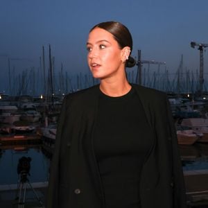 Adèle Exarchopoulos pose en backstage de l'émission "C à vous" lors du 79ème Festival International du Film de Cannes le 18 mai 2026. © Jack Tribeca / Bestimage