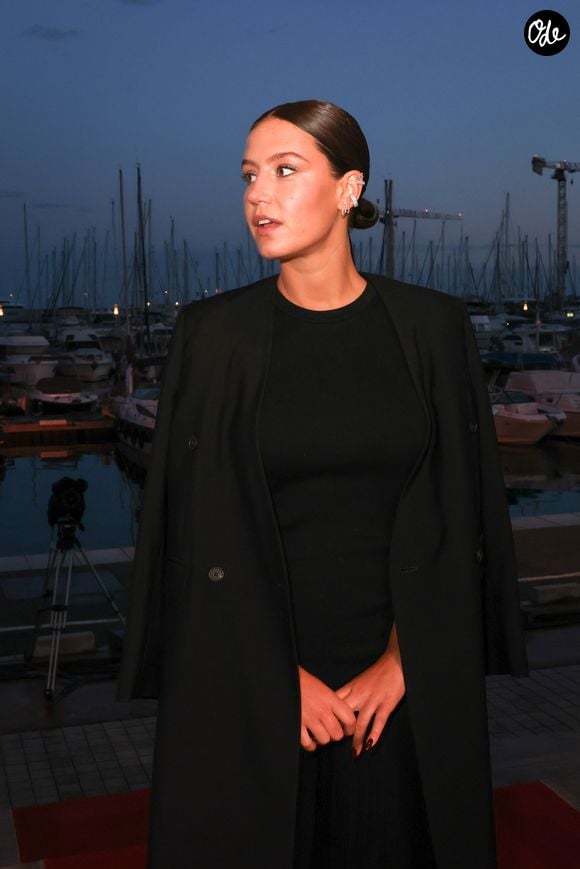 Adèle Exarchopoulos pose en backstage de l'émission "C à vous" lors du 79ème Festival International du Film de Cannes le 18 mai 2026. © Jack Tribeca / Bestimage