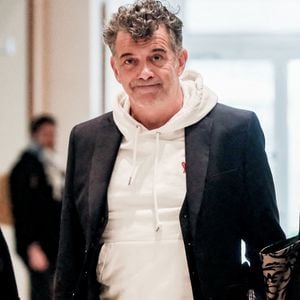Stéphane Plaza arrive pour le verdict de son procès pour violences sur deux anciennes compagnes, à Paris, France, le 18 février 2025. © Chrstophe Clovis/Bestimage