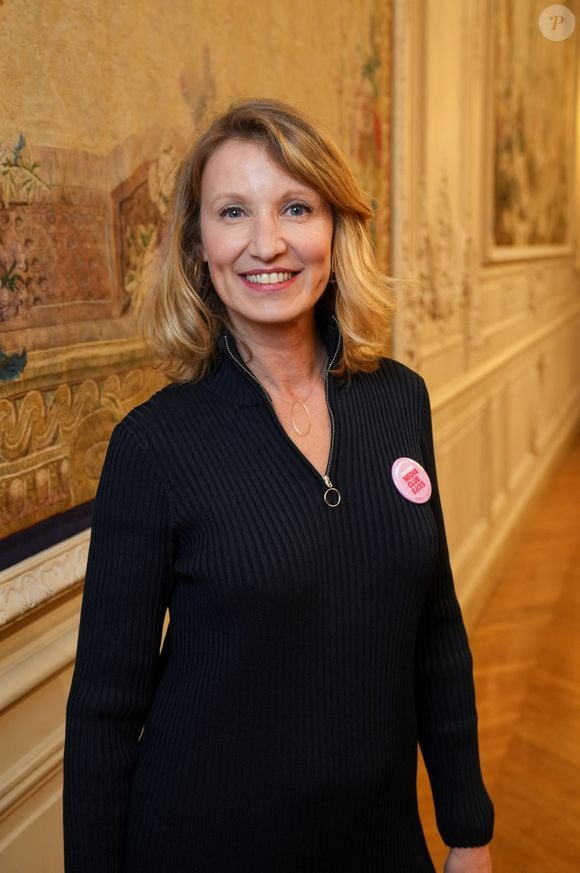 La voix d'Alexandra Lamy est reconnaissable entre mille. La raison ? Elle est légèrement cassé à cause d'un souffle aux cordes vocales.

Alexandra Lamy à la cérémonie des Trophées médiaClub'Elles 2026 dans les salons de l'Hôtel de Lassay, le 4 février 2026.

Photo : Anne-Sophie Guebey / Bestimage
