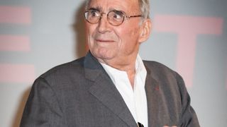 EXCLU Claude Brasseur : Sa maison d'enfance dans un village médiéval, perché des Alpes-Maritimes, est devenue un haut lieu réputé !