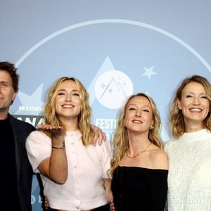 Les acteurs ont offert aux photographes un joli portrait de famille, tout en complicité. 

Thomas Jouannet, Chloé Jouannet, Audrey Lamy et Alexandra Lamy - Tapis rouge de la cérémonie d'ouverture du 29ème Festival International du Film de Comédie de l'Alpe d'Huez le 19 Janvier 2026. © Dominique Jacovides/Bestimage