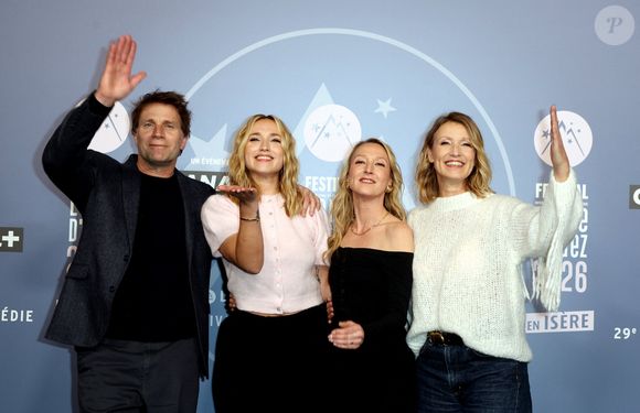 Les acteurs ont offert aux photographes un joli portrait de famille, tout en complicité. 

Thomas Jouannet, Chloé Jouannet, Audrey Lamy et Alexandra Lamy - Tapis rouge de la cérémonie d'ouverture du 29ème Festival International du Film de Comédie de l'Alpe d'Huez le 19 Janvier 2026. © Dominique Jacovides/Bestimage