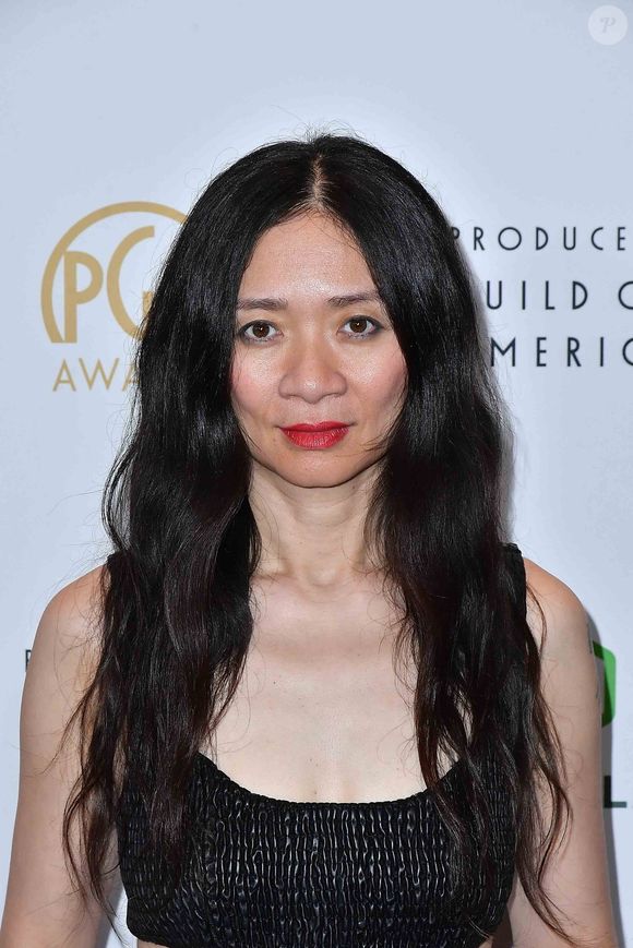 Parmi elles figurent des noms célèbres comme Demi Moore, Chloé Zhao et Stellan Skarsgard.

Chloé Zhao assiste à la cérémonie des Producers Guild Awards 2026 au Fairmont Century Plaza le 28 février 2026 à Los Angeles, Californie. Photo Press Service / Bestimage