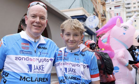 Le prince Albert II de Monaco - Le prince Albert II de Monaco participe à une randonnée à vélo de Saint-Tropez à la Principauté de Monaco en 4 heures et 15 minutes, au profit de la Fondation de la Princesse Charlène de Monaco le 27 avril 2025. © Claudia Albuquerque/Bestimage