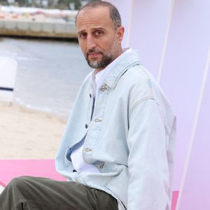 Arié Elmaleh - Photocall "Brigade Anonyme" sur la plage du Majestic lors de la 9ème édition de "CanneSeries" à Cannes le 26 Avril 2026.
© Denis Guignebourg / Bestimage