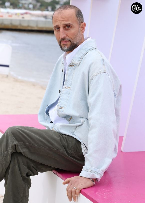 Arié Elmaleh - Photocall "Brigade Anonyme" sur la plage du Majestic lors de la 9ème édition de "CanneSeries" à Cannes le 26 Avril 2026.

© Denis Guignebourg / Bestimage