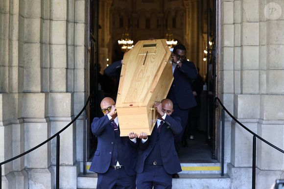 Coffin lors de la cérémonie d'enterrement de Daniel Bilalian à l'église Saint-Pierre de Neuilly-sur-Seine, près de Paris, France, le 22 mai 2025. Le journaliste, présentateur et animateur de télévision français Daniel Bilalian est décédé le 14 mai 2025 à l'âge de 78 ans. Photo by Firas Abdullah/ABACAPRESS.COM