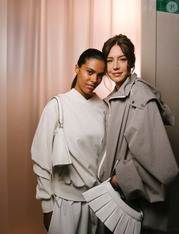 Elle est accompagnée de son amie de longue date, le mannequin Tina Kunakey.

Tina Kunakey et Adele Exarchopoulos au Front Row du défilé Lacoste Collection Femme Prêt-à-Porter Printemps/Eté 2026 lors de la Fashion Week de Paris (PFW), au Lycée Carnot, à Paris, France, le 5 octobre 2025.

© Sam Delpech/Bestimage