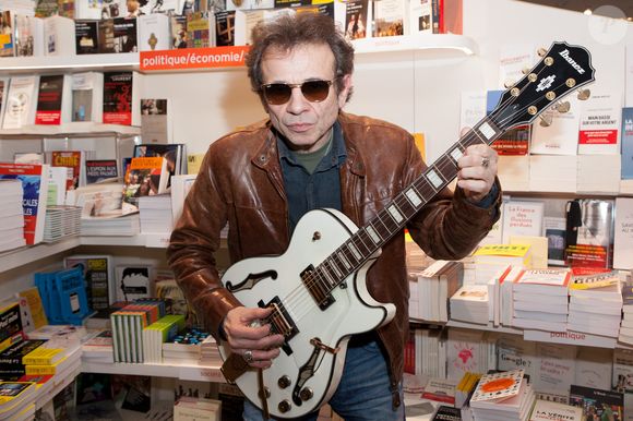 Les félicitations sont de mise pour Philippe Manoeuvre, ancien juré de "Nouvelle Star", qui a eu le bonheur de voir sa fille se marier ce week-end.

Philippe Manoeuvre signe son livre au Publicis Drugstore Champs Elysees, à Paris. France, le 11 avril 2013. Photo par Audrey Poree/ABACAPRESS