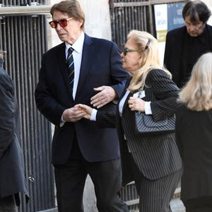 Sylvie Vartan et son mari Tony Scotti - Obsèques de Nathalie Baye en l'église Saint-Sulpice à Paris le 23 avril 2026. Clement Prioli / Bestimage