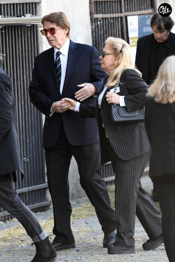 Sylvie Vartan et son mari Tony Scotti - Obsèques de Nathalie Baye en l'église Saint-Sulpice à Paris le 23 avril 2026. Clement Prioli / Bestimage