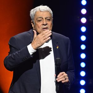 Bien loin de la maison de repos, l'interprète profite aujourd'hui d'un quotidien paisible en partageant sa vie entre Paris et Saint-Tropez.

Enrico Macias lors de la soirée hommage "7 octobre - 2 ans après" en mémoire des victimes du 7 octobre et en soutien aux otages du Hamas à la salle Pleyel à Paris le 5 octobre 2025.

© Lionel Urman / Bestimage