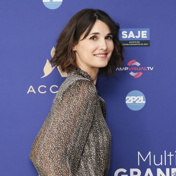 Elle se surprend notamment à vouloir lui téléphoner ou à penser à ses médicaments et à leurs anciennes habitudes.

Églantine Éméyé lors de la première édition du Multi Screen Grand Prix : une célébration inédite de la création audiovisuelle française dans le cadre prestigieux du Pullman Paris Tour Eiffel. Photo par Jack Tribeca / Bestimage