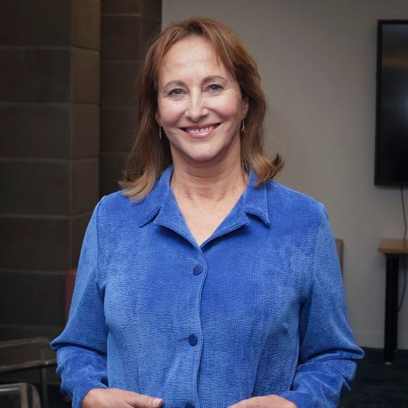 Un tacle bien méchant et très bien placé. 

Exclusif - Ségolène Royal, sur le plateau de l’émission « Face aux territoires » présentée par C.Viguier dans les studios de TV5 Monde à Paris, France, le 03 octobre 2024. © Jack Tribeca / Bestimage