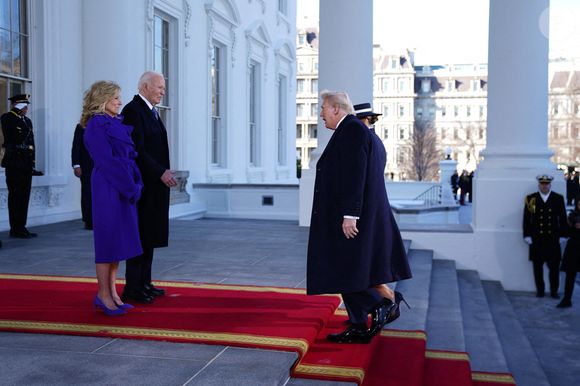 Le président Joe Biden (2L) et la première dame Dr. Jill Biden (L) saluent le président élu Donald Trump (2R) et Melania Trump (R) à la Maison Blanche pendant les cérémonies d'investiture du président américain Donald Trump à Washington, DC, États-Unis, 20 janvier 2025. Donald Trump, qui a battu la vice-présidente Kamala Harris lors des élections générales de 2024, prête serment aujourd'hui en tant que 47e président des États-Unis, bien que les cérémonies et événements prévus en plein air aient été annulés en raison d'une prévision de températures extrêmement froides. Photo by Will Oliver/Pool/ABACAPRESS.COM