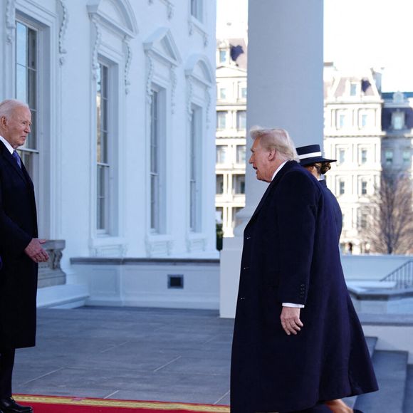 Le président Joe Biden (2L) et la première dame Dr. Jill Biden (L) saluent le président élu Donald Trump (2R) et Melania Trump (R) à la Maison Blanche pendant les cérémonies d'investiture du président américain Donald Trump à Washington, DC, États-Unis, 20 janvier 2025. Donald Trump, qui a battu la vice-présidente Kamala Harris lors des élections générales de 2024, prête serment aujourd'hui en tant que 47e président des États-Unis, bien que les cérémonies et événements prévus en plein air aient été annulés en raison d'une prévision de températures extrêmement froides. Photo by Will Oliver/Pool/ABACAPRESS.COM