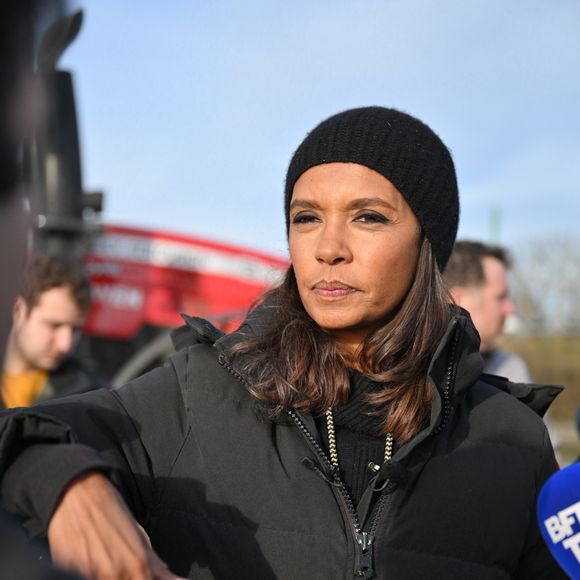 Comme elle l'avait annoncé la semaine dernière, l'animatrice de l'émission "L'amour est dans le pré", Karine Le Marchand, a amené près de 200 croissants aux agriculteurs sur un barrage sur l'autoroute A4 aux portes de Paris, pour leur affirmer son soutien. Le 29 janvier 2024
© Pierre Perusseau - Jeremy Melloul / Bestimage