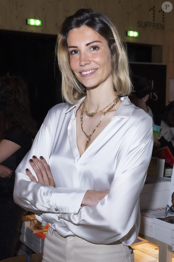 "À travers ses cercles, basés sur l’écoute active, le respect et l’énergie féminine, elle crée des espaces sécurisés et chaleureux, propices à des liens authentiques et profonds", peut-on lire sur son site officiel. 

Alexandra Rosenfeld au Festival du Livre de Paris au Grand Palais éphémère à Paris, France, le 23 avril 2022. © Jack Tribeca/Bestimage