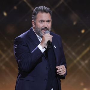 Exclusif - Bruce Toussaint lors de l'enregistrement de l'émission "Nos voix pour toutes" au profit de la Fondation des femmes à l'Adidas Arena diffusée sur TMC le 25 novembre 2025, à Paris, France, le 19 novembre 2025. © Guirec-Moreau/Bestimage