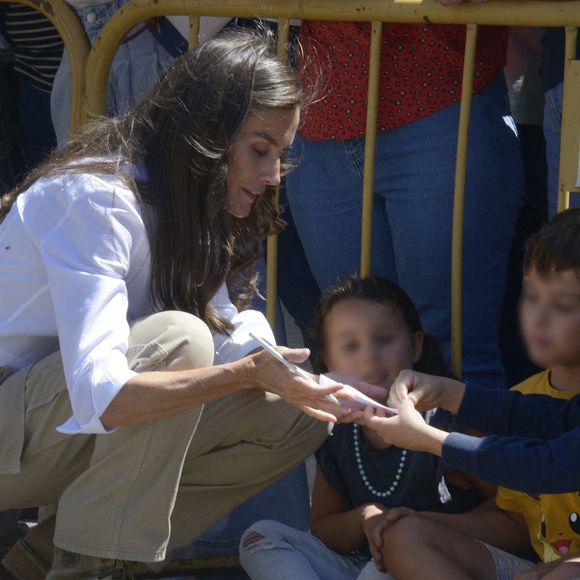 Ils ont notamment visité la province de Zamora et le parc naturel de Las Médulas, inscrit au patrimoine mondial.

La reine Letizia (La reine Letizia d'Espagne) salue ses voisins lors d'une visite à Ourense, le 28 août 2025, à Ourense, en Galice (Espagne). Le roi et la reine d'Espagne effectuent aujourd'hui une visite officielle dans différentes parties de la province d'Ourense, la région la plus touchée par la récente vague d'incendies de forêt. L'objectif de cette visite est de constater de visu l'étendue des dégâts, d'écouter les demandes des habitants et de transmettre un message de soutien et de solidarité. La journée débutera au centre de coordination du district forestier XIV, à Verín, et se terminera par une visite à l'école publique de Medeiros. © Rosa Veiga/Europa Press/Bestimage
