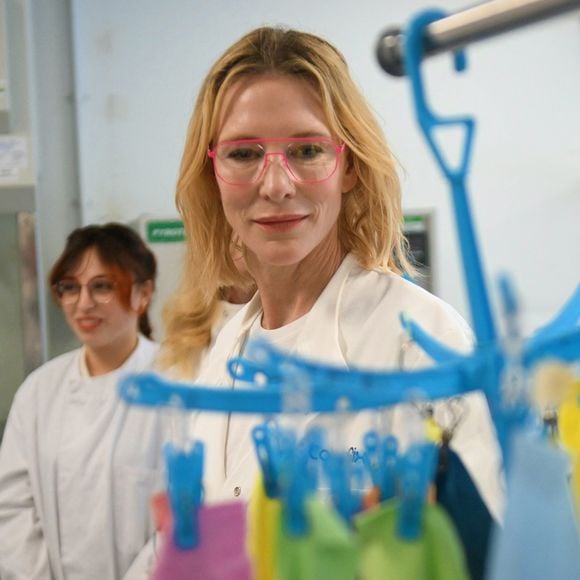en s’affichant aux côtés d’une autre Cate :

Le prince William, prince de Galles et Cate Blanchett sont en visite à la société Colorifix Limited, finaliste du prix Earthshot le 19 juin 2025.
Colorifix Limited crée des teintures durables pour les vêtements à Norwich