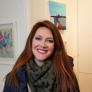Il s'agit de Sandra Lou, ancienne présentatrice de "Le Bachelor, le gentleman célibataire" sur M6.
Sandra Lou au vernissage de l'exposition de Caroline Faindt " Là où le monde s'apaise " à la Dorothy's Gallery, le 16 février 2026.
© Anne-Sophie Guebey / Bestimage