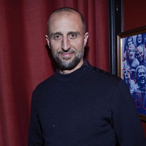 Exclusif - Arié Elmaleh - Inauguration du Michou Comedy Club avec Gad Elmaleh à Paris le 17 mars 2025.
Le cabaret transformiste parisien Michou, créé en 1957, est devenu lundi soir un club dédié au stand-up, à l'initiative de son nouveau propriétaire Gad Elmaleh, une aventure qui relève "de la main tendue, de la transmission".
"Il n'y aura jamais de grand joueur sans centre de formation. Et on est à la fois un terrain, un lieu du match, un lieu de vie, d'échange, de rencontres", a ajouté l'humoriste qui a créé un premier comedy club, Le Vig's, à Marseille il y a quelques semaines.
"Je ressens beaucoup d'émotion. La satisfaction de voir la naissance des carrières, c'est énorme !", pour celui qui "préfère créer des comedy clubs pour découvrir des talents plutôt que d'avoir un jour une rue à (son) nom".
D'une capacité de 80 spectateurs, le Michou Comedy Club est ouvert dans un premier temps du mercredi au samedi, avec l'objectif de programmer des "standupers" en début de carrière toute la semaine.
L'humoriste P. de Saint Sernin, vu le samedi soir dans "Quelle Époque !" sur France 2, était à l'affiche du plateau inaugural.
G. Elmaleh a été choisi par la justice en octobre pour racheter le fonds de commerce de "Chez Michou".
Son fondateur, surnommé Michou, est décédé début 2020. L'établissement a ensuite connu des difficultés financières et a été mis en liquidation judiciaire l'été dernier.
Pour C. Catty-Jacquart, la nièce de Michou, "Gad Elmaleh va continuer à faire vivre le 80 rue des Martyrs, tombé entre de bonnes mains comme Michou l'aurait aimé. On aurait été malheureux que le lieu devienne autre chose qu'un cabaret".
En 2003, Gad Elmaleh, figure francophone de l'humour, a interprété au cinéma le personnage de "Chouchou", un travesti exubérant.
"C'est ici, chez Michou, que j'ai peaufiné l'écriture des scènes de cabaret de mon film", a raconté l'humoriste.
"Le cabaret Michou, c'est une histoire. Je n'avais pas envie de changer quoi que ce soit. On a tout laissé intact, les photos, les cadres dorés typiques sur les murs".
Il s'offre une adresse internationalement connue dont le fondateur, surnommé "le prince bleu de Montmartre", a inspiré "La Cage aux folles" au comédien et auteur J. Poiret dans les années 1970.
Berceau du transformisme et plus petit cabaret de Paris, "Chez Michou" présentait depuis 68 ans un dîner-spectacle avec des travestis surnommés les "Michettes", imitant des vedettes de la chanson et du cinéma comme S. Vartan, A. Girardot, J. Hallyday, M. Mathieu ou Dalida. © Cyril Moreau/Bestimage