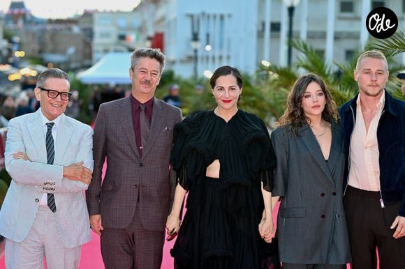 Les membres du jury Stephen Woolley, Thibault de Montalembert, la présidente du jury Amira Casar, ainsi que les membres du jury Zoé Adjani et Ben Hardy assistent à la cérémonie d'ouverture du 37e Festival du film britannique et irlandais de Dinard, le 8 octobre 2026 à Dinard, en France. Photo de Franck Castel/ABACAPRESS.COM
