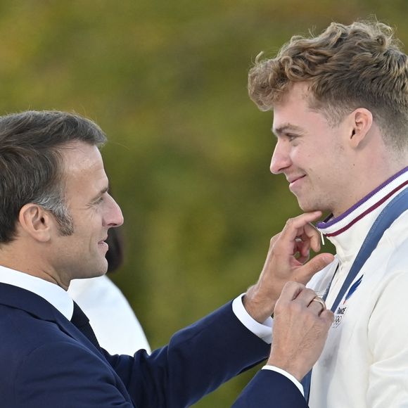 Emmanuel Macron, président de la République Française et Léon Marchand lors de la Parade des Champions des Jeux Olympiques et Paralympiques de Paris 2024, sur les Champs-Elysées. Paris, le 14 septembre 2024.

© Eric Tschaen/Pool/Bestimage