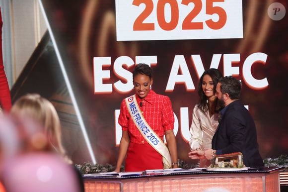 Exclusif - Cyril Hanouna, Angélique Angarni-Filopon, miss France 2025, Cindy Fabre, directrice du concours national Miss France sur le plateau de l'émission "Touche pas à mon poste" (TPMP) diffusée en direct sur C8 le 17 décembre 2024.

© Jack Tribeca / Bestimage